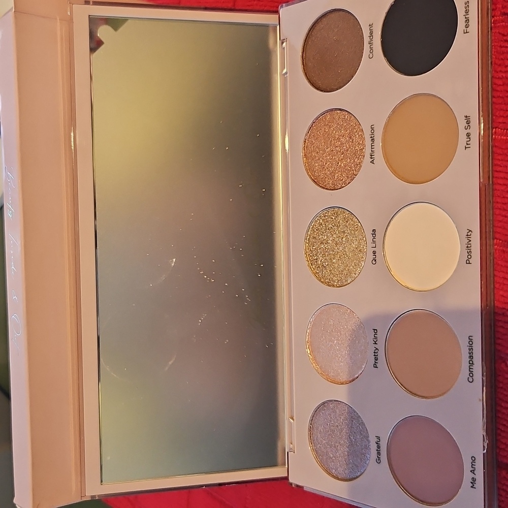 New! Dominique Essential Palette Eyeshadow Palette